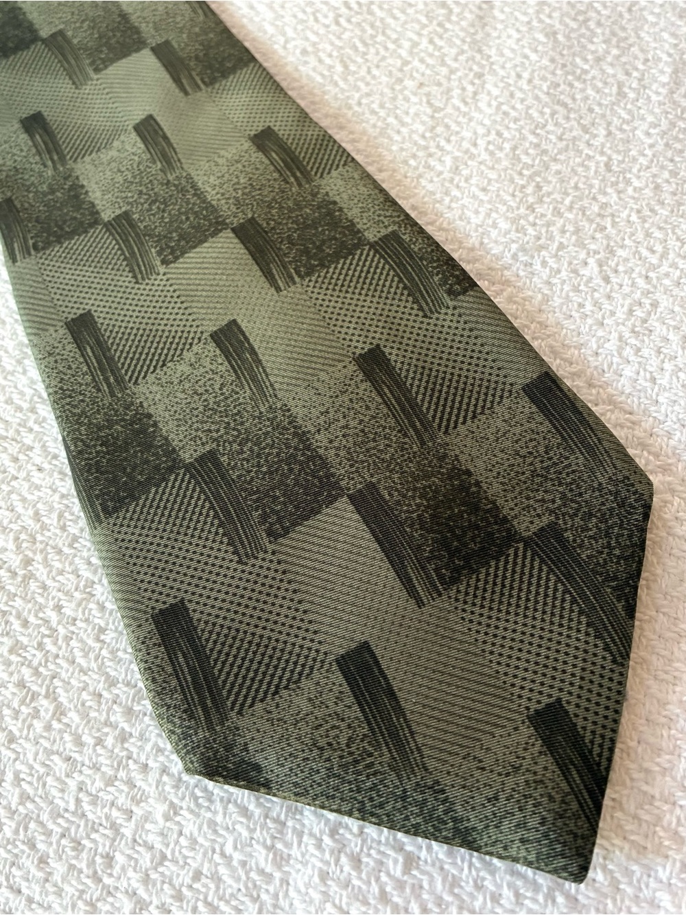 Requirements Men’s 100% Silk Tie Green Black Geometric Abstract 57” x 4”